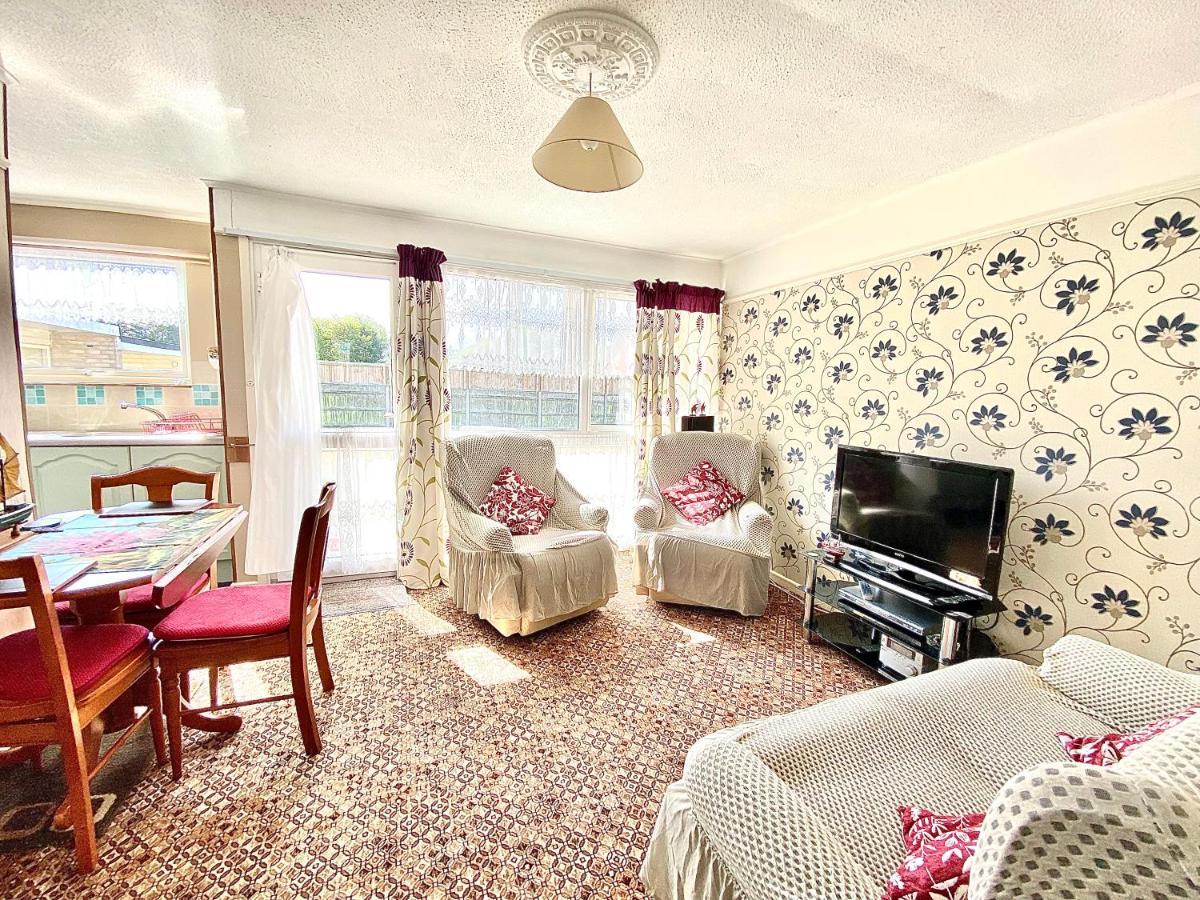 Quiet And Comfy 2- Bedroom Chalet, Walk To The Beach, Norfolk