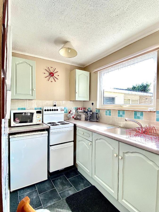 Quiet And Comfy 2- Bedroom Chalet, Walk To The Beach, Norfolk Holiday home