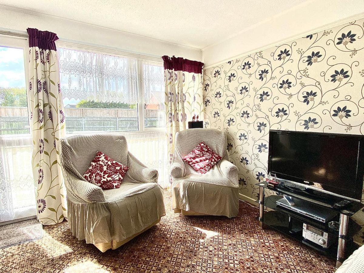 Quiet And Comfy 2- Bedroom Chalet, Walk To The Beach, Norfolk *