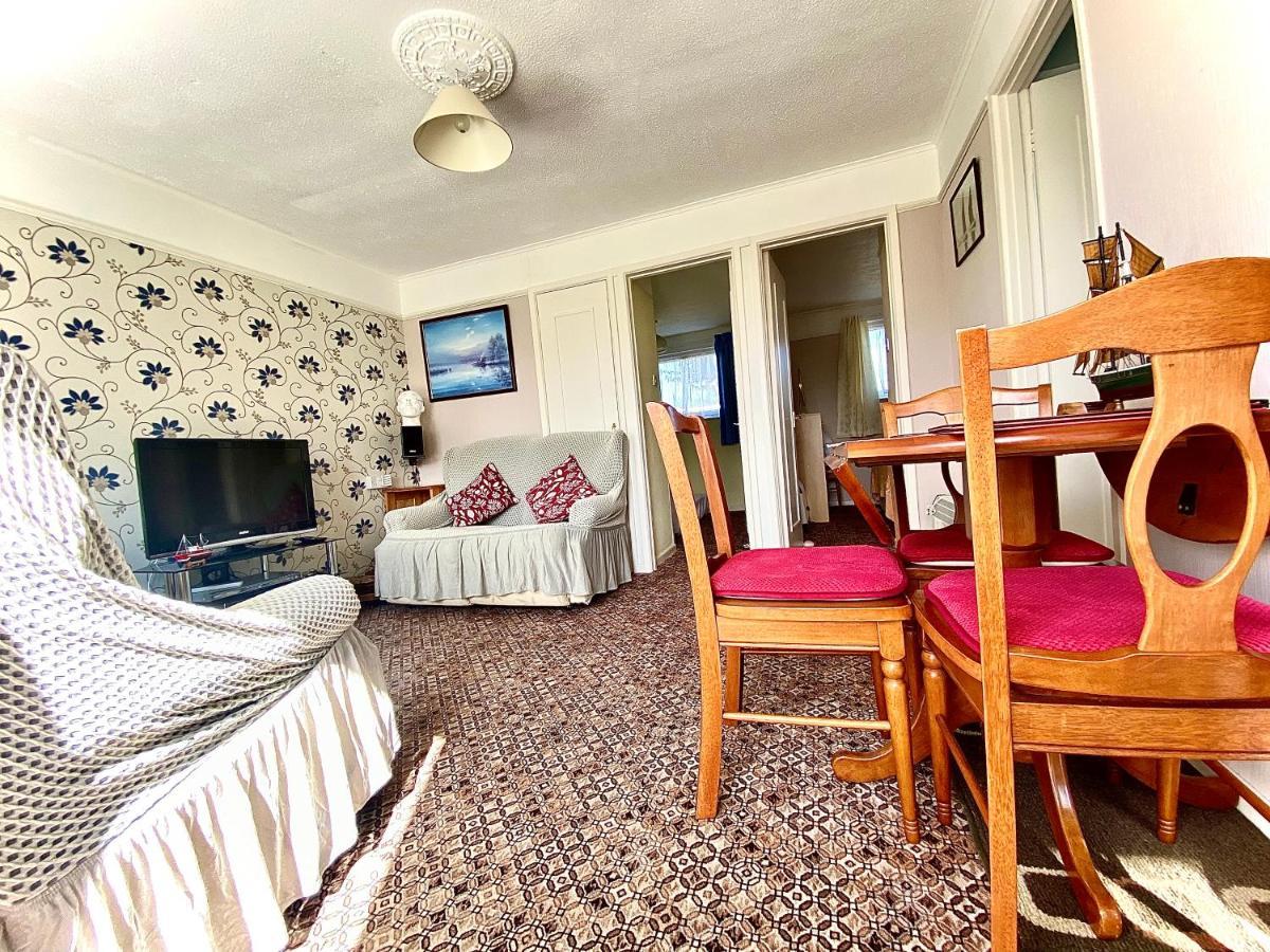 Quiet And Comfy 2- Bedroom Chalet, Walk To The Beach, Norfolk