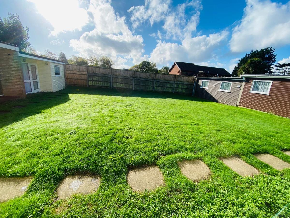 Quiet And Comfy 2- Bedroom Chalet, Walk To The Beach, Norfolk Holiday home *